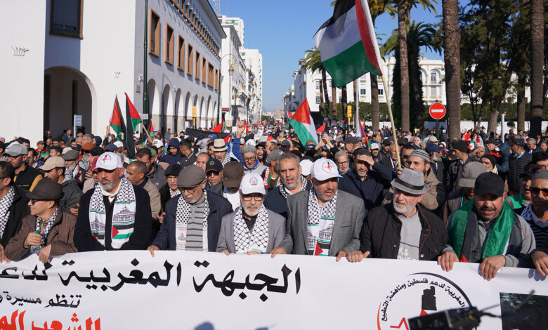 آلاف المغاربة يتظاهرون للمطالبة بإسقاط التطبيع بين الرباط وتل أبيب