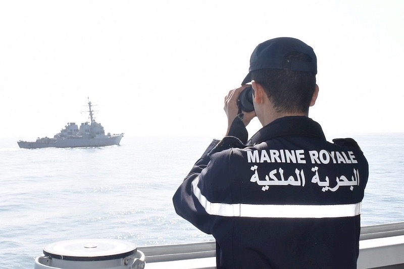 البحرية الملكية تعترض قاربا يحمل 67 مهاجرا غير نظامي