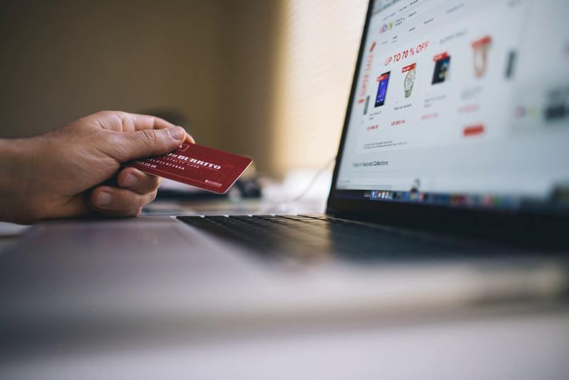 شروط جديدة لإصدار بطاقات الأداء للتجارة الإلكترونية