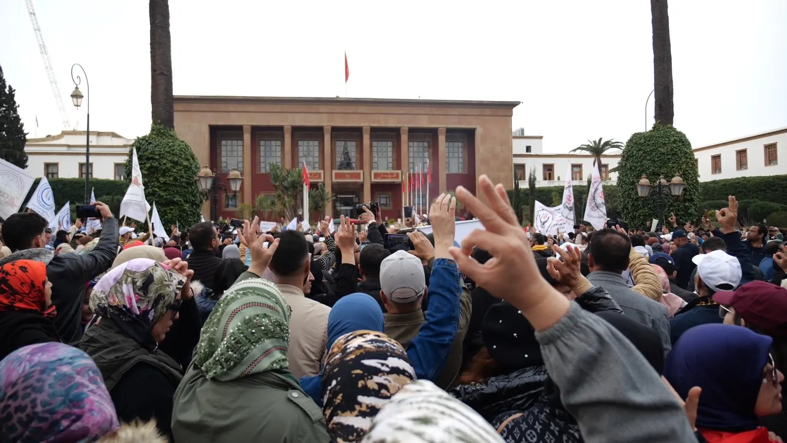 تغييب التنسيقيات عن الحوار يعيدها لشوارع الرباط بمسيرة غاضبة