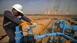 النفط يتراجع قليلا وسط تصاعد التوترات في الشرق الأوسط