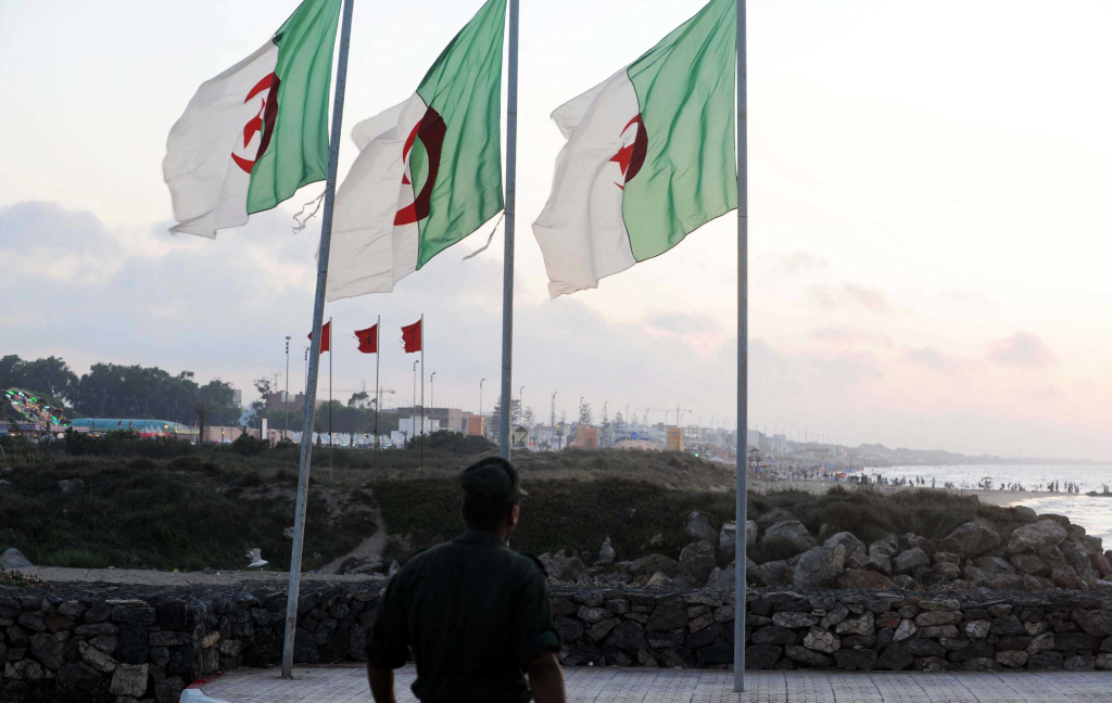 وصول 19 مهاجرا مغربيا كانوا محتجزين بالسجون الجزائرية للمملكة