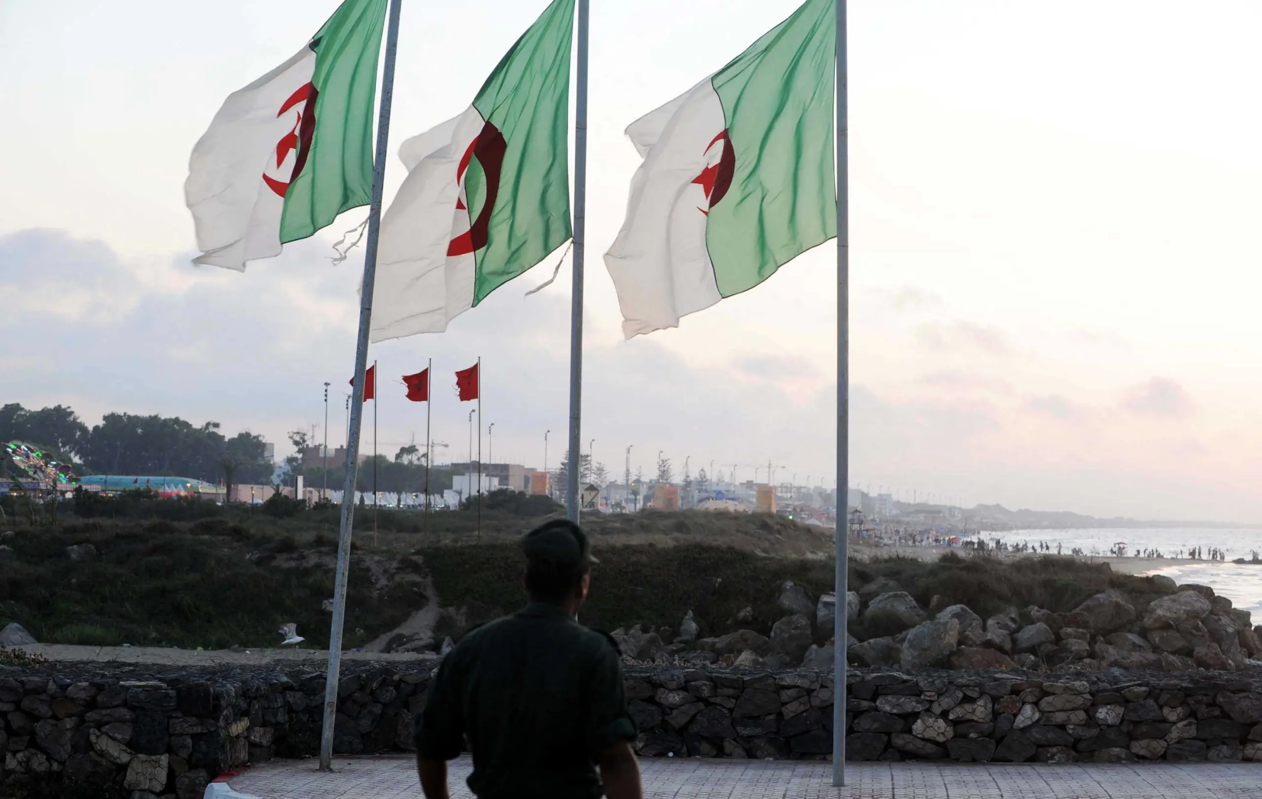 وصول 19 مهاجرا مغربيا كانوا محتجزين بالسجون الجزائرية للمملكة