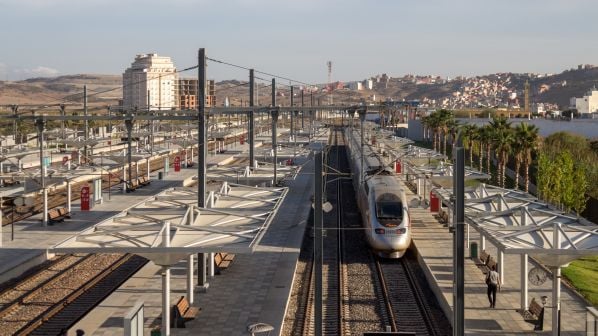 المغرب يهدف لربط 35 مدينة ووصل 15 مطارا بشبكة السكك الحديدية