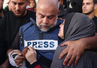 جمهور “الوداد” يتضامن مع الصحفي الفلسطيني وائل الدحدوح