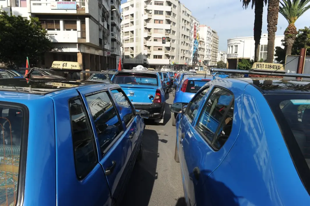فتح بحث بحق سائق سيارة أجرة دهس مواطنين ومتورط بالسرقة