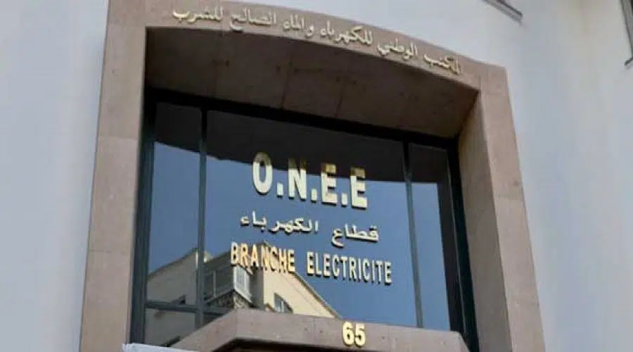 مواطن يهدد بالإعتصام بعد رفض ربط منزله بالكهرباء