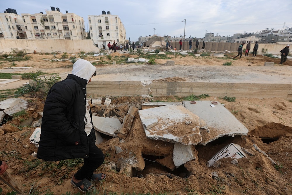 إسرائيل تعترف بانتهاك حرمة مقابر الفلسطينيين بحثا عن جثث أسرى