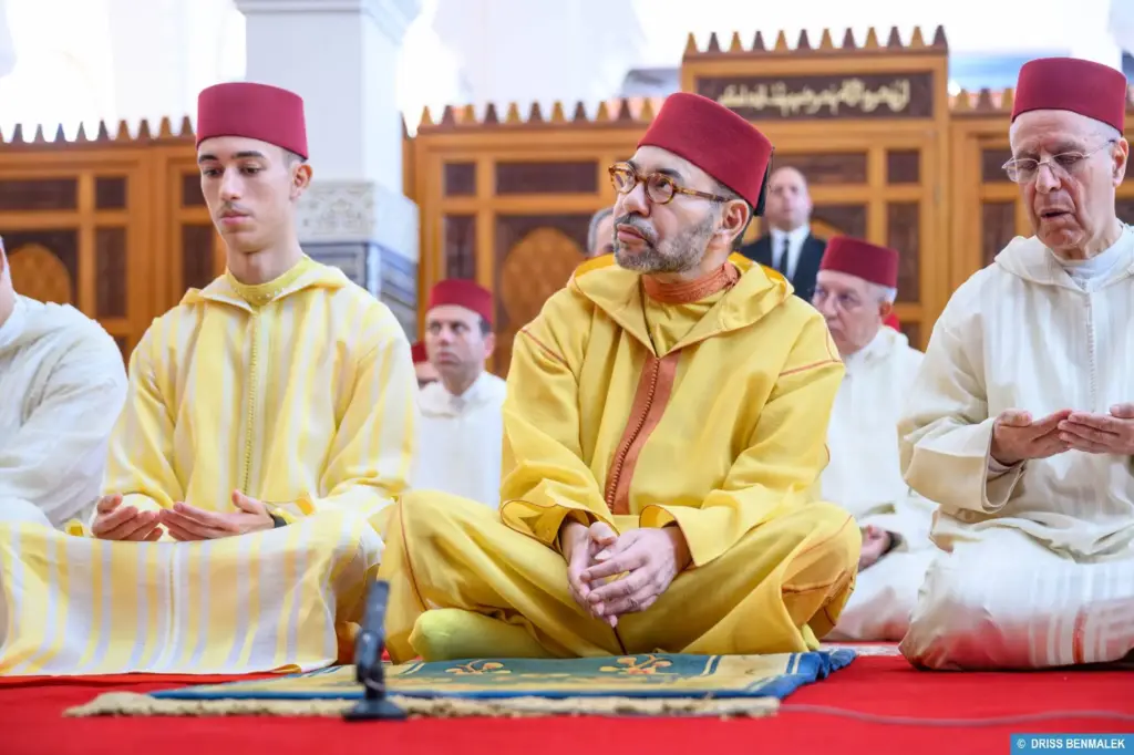الملك يؤدي صلاة الجمعة بمسجد ولي العهد بسلا