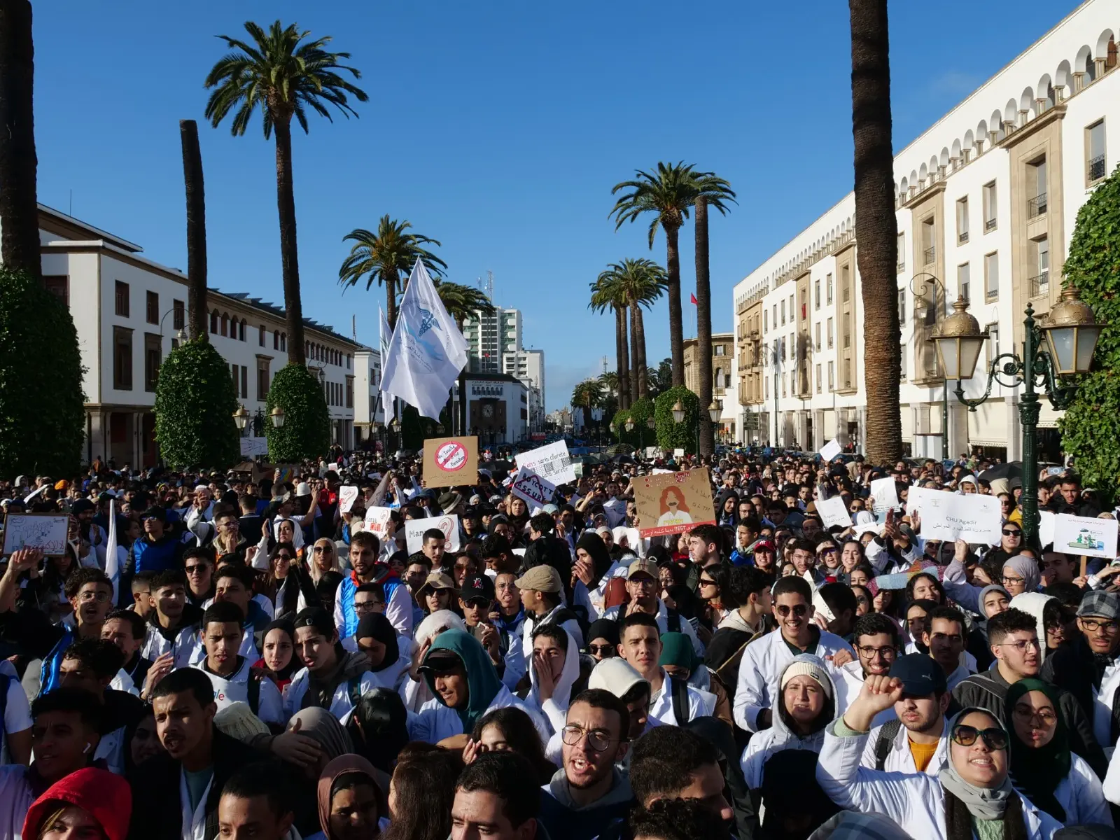 طلبة الطب يواصلون التصعيد وآيت الطالب وميراوي يفشلان بنزع فتيل الأزمة