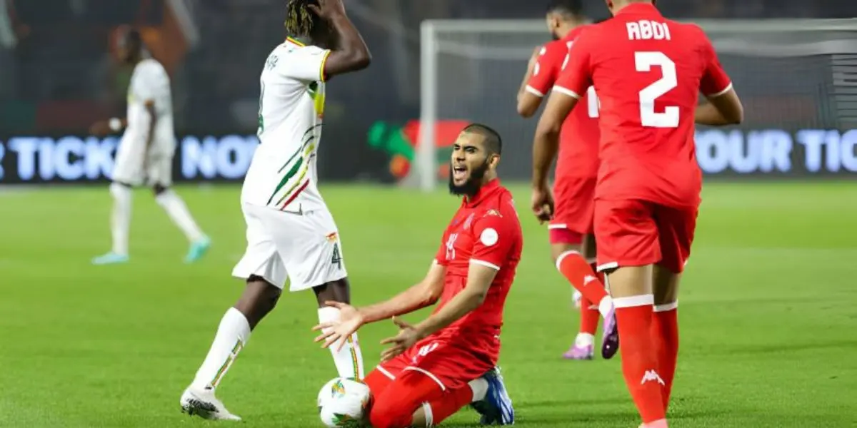 المنتخب التونسي ينضم للجزائر ويحتج على تحكيم “الكان”