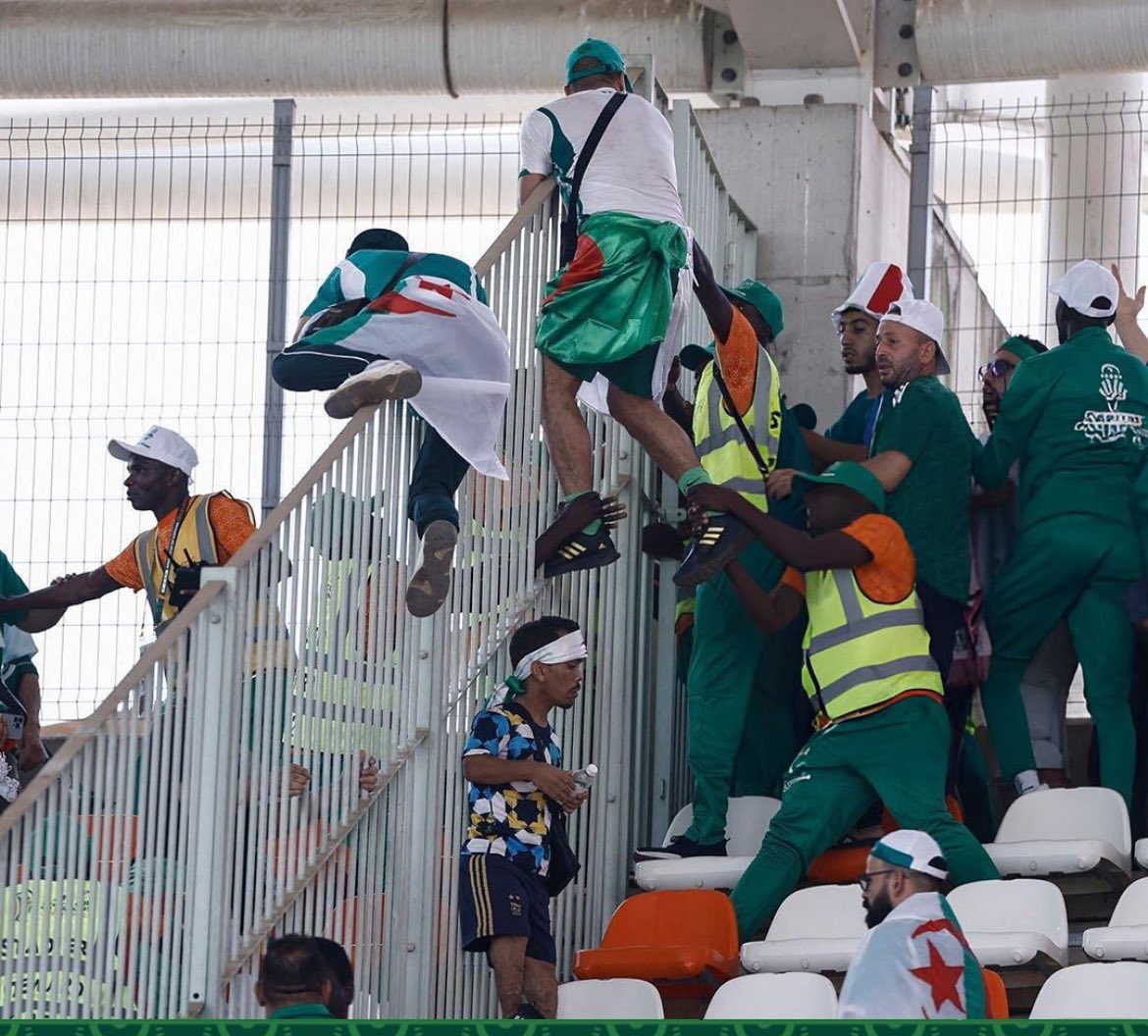 فوضى جماهير منتخب الجزائر في ملعب “السلام” ببواكي