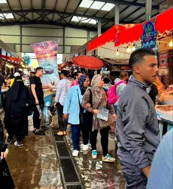 أسعار الأسماك “تُلهِب” جيوب البيضاويين ومهنيون يدافعون عن الغلاء