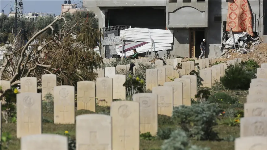 قبور عشوائية بغزة.. أحياء يجاورون أموات وخشية من أوبئة