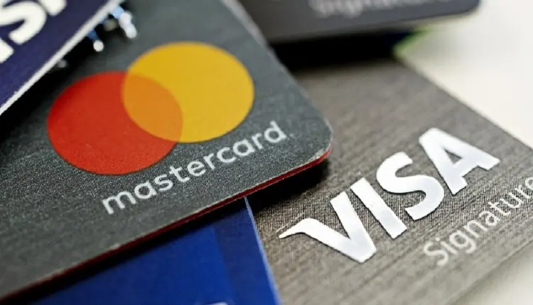 البطاقات البنكية بديل المال السائل.. ما أنواعها وكيف نستخدمها؟