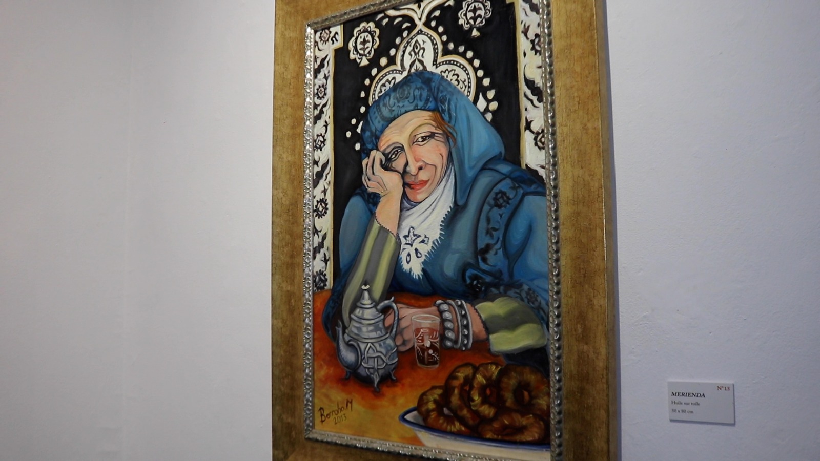 مريم بروحو تنقل معاناة نساء جبال الأطلس في لوحاتها التشكيلية