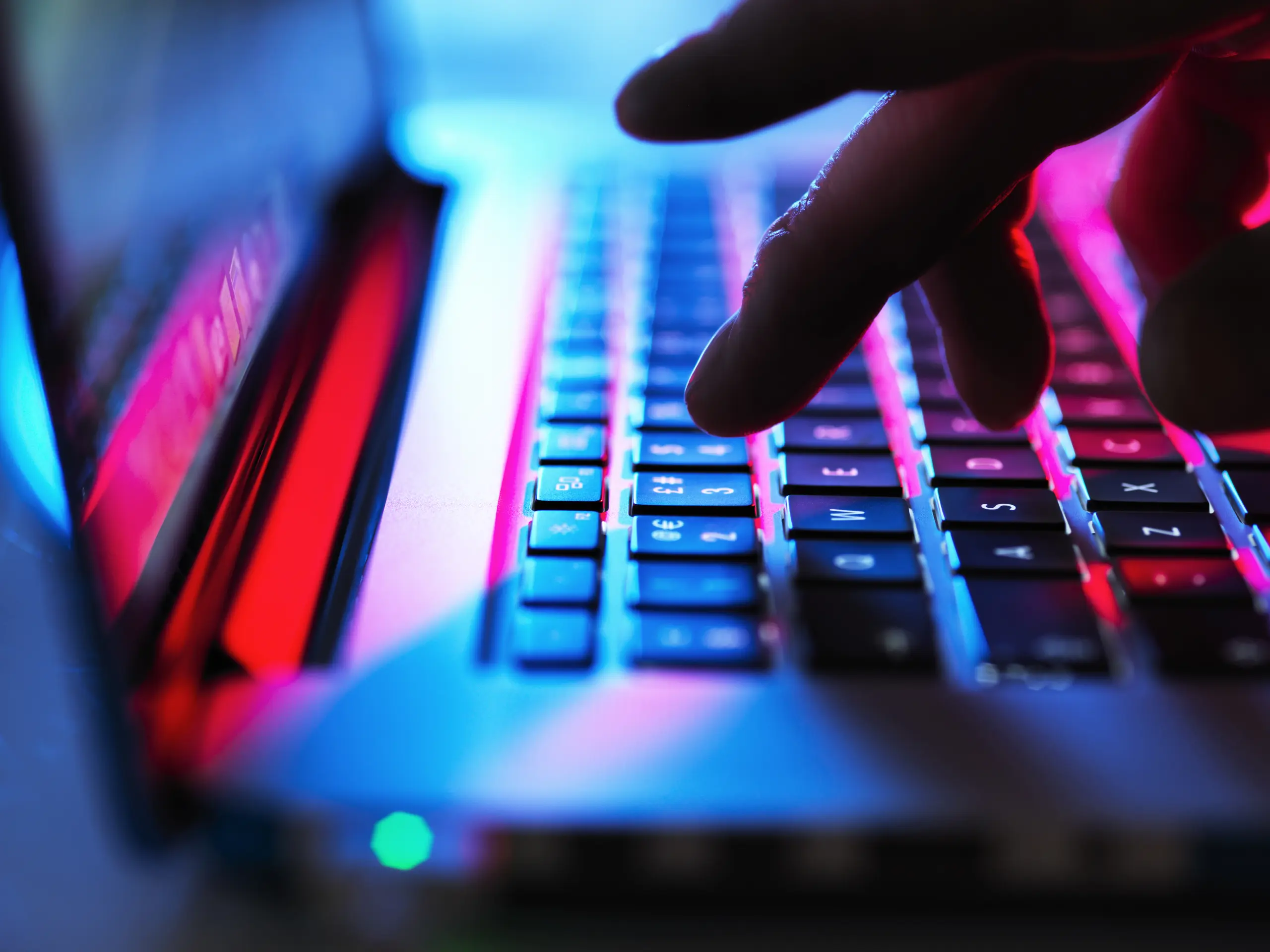 الحكومة تتصدى لـ”الابتزاز الرقمي” ووهبي يكشف خطة مكافحة الجريمة المعلوماتية
