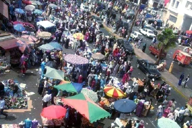 الباعة المتجولون يخنقون “سيدي مومن” وغياب البديل يؤرق المسؤولين