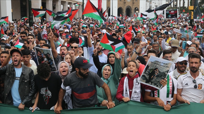 آلاف المغاربة يتظاهرون بالرباط رفضا للتطبيع وإبادة الشعب الفلسطيني