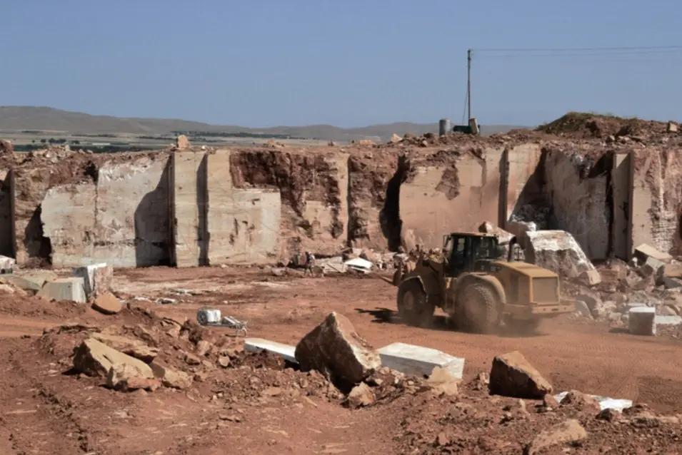 طبيب يحذر من المخاطر الصحية للمقالع العشوائية بالمغرب