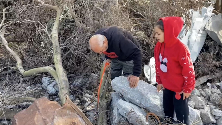 الحطّاب يظهر مجددا..رحلة البحث عن الدفء تحت الأنقاض في غزة