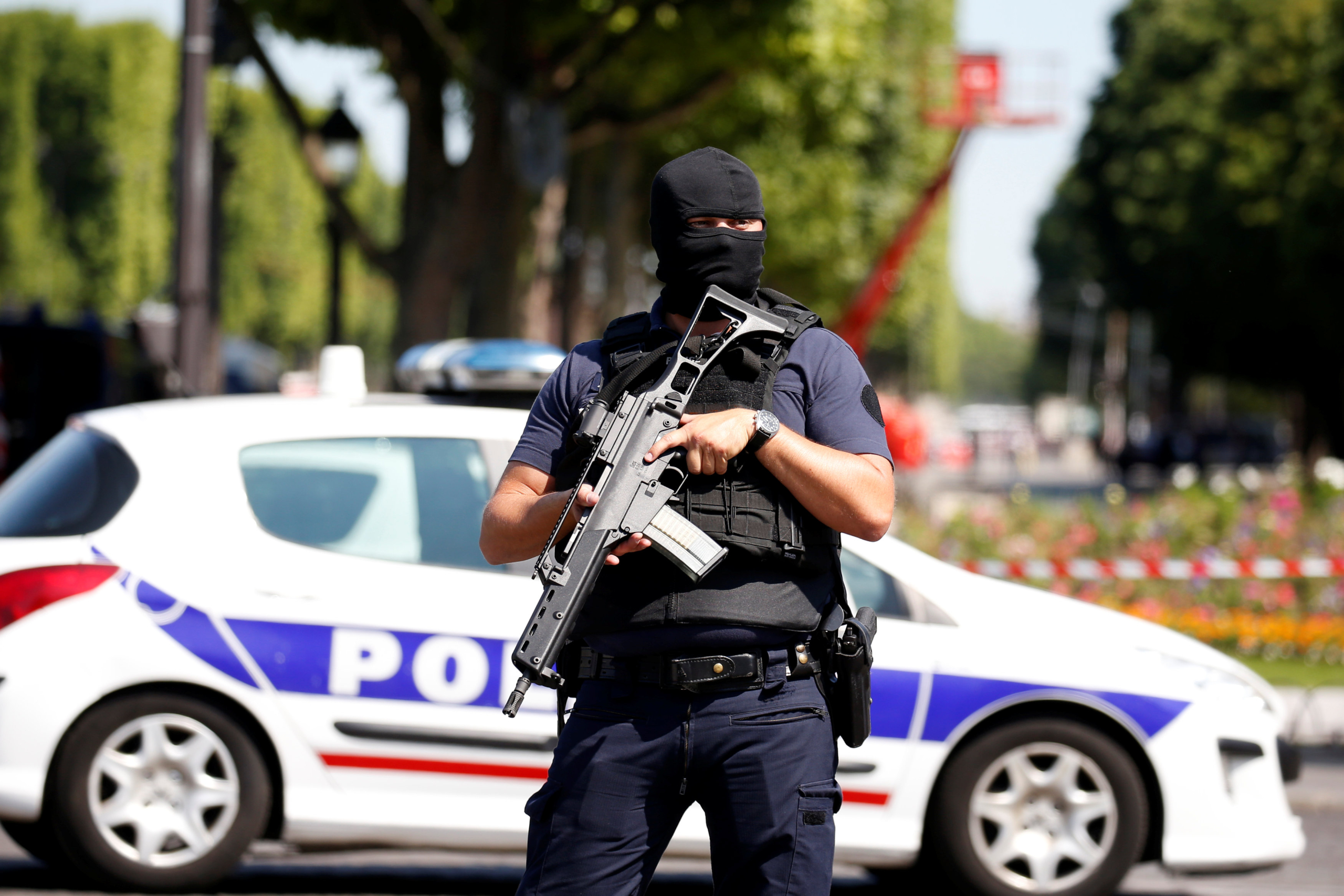 فرنسا.. رسائل الشرطة على مجموعات “واتساب” تثير القلق