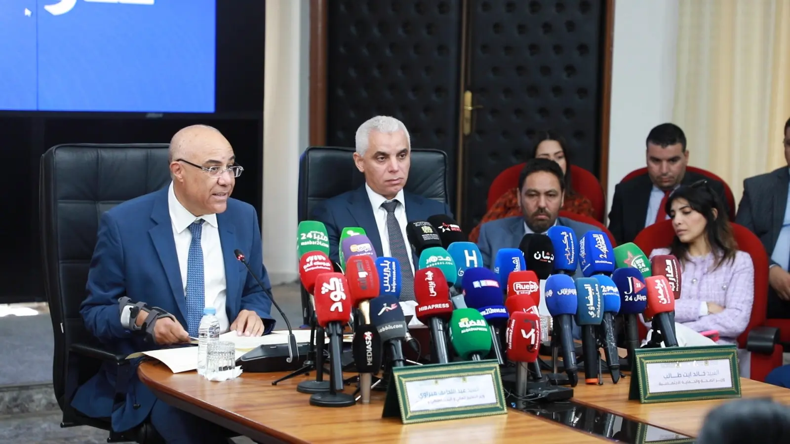 “أطباء المستقبل” ينقلون احتجاجهم للشارع بعد تمسك الحكومة بتقليص التكوين
