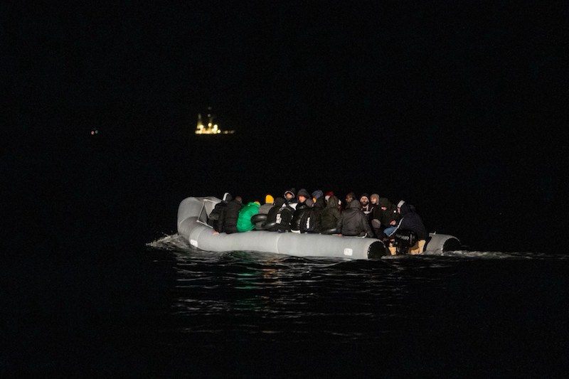 المغرب يعترض قاربا يحمل جثة و121 مهاجرا بالداخلة
