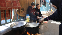 باتوا معدتهم خاوية.. فلسطينية تجاهد من أجل طبق حساء لأبنائها