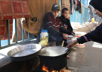 باتوا معدتهم خاوية.. فلسطينية تجاهد من أجل طبق حساء لأبنائها