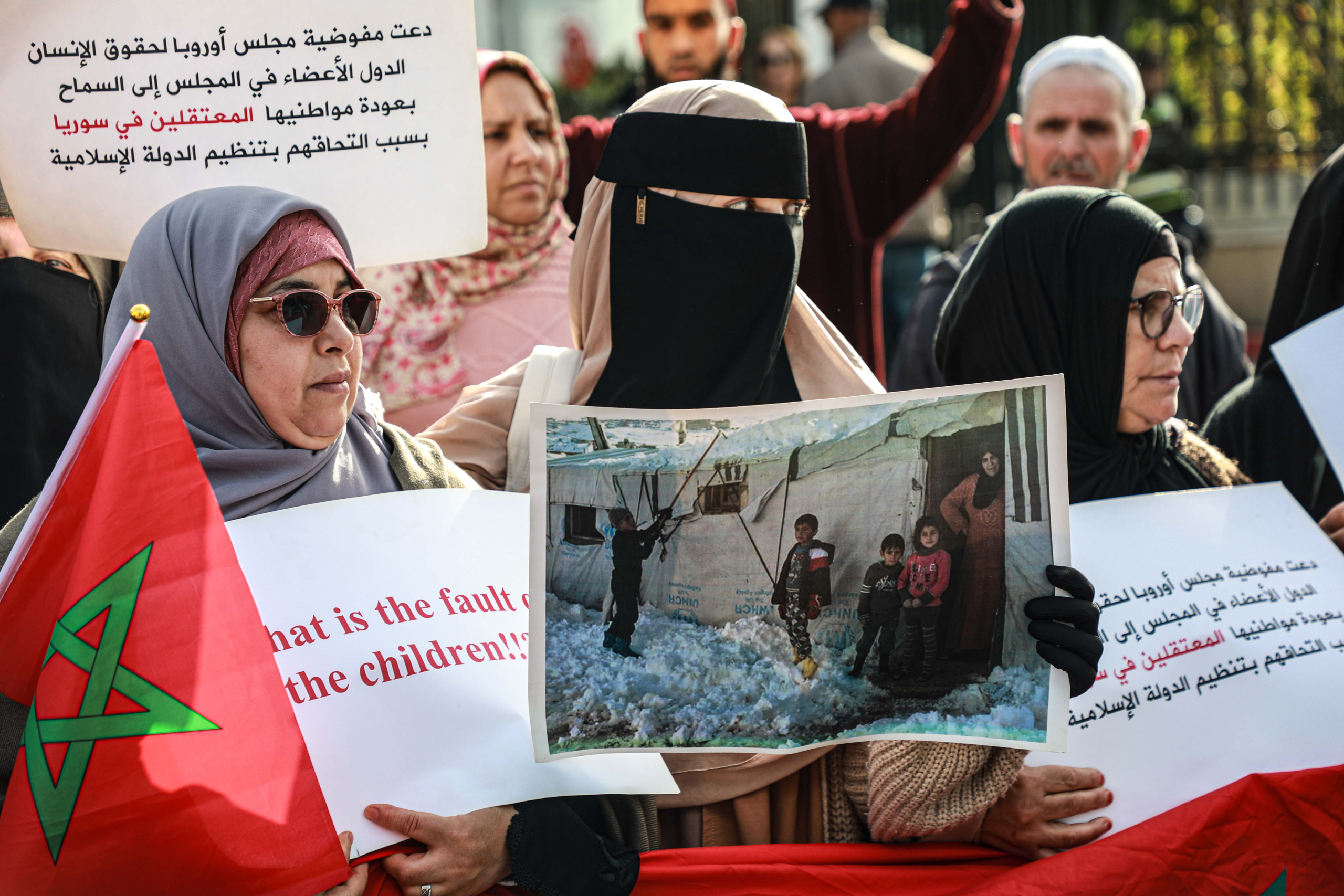 انقطاع الأخبار واعتقالات لأسباب مجهولة تدفع عائلات مغاربة داعش للاحتجاج
