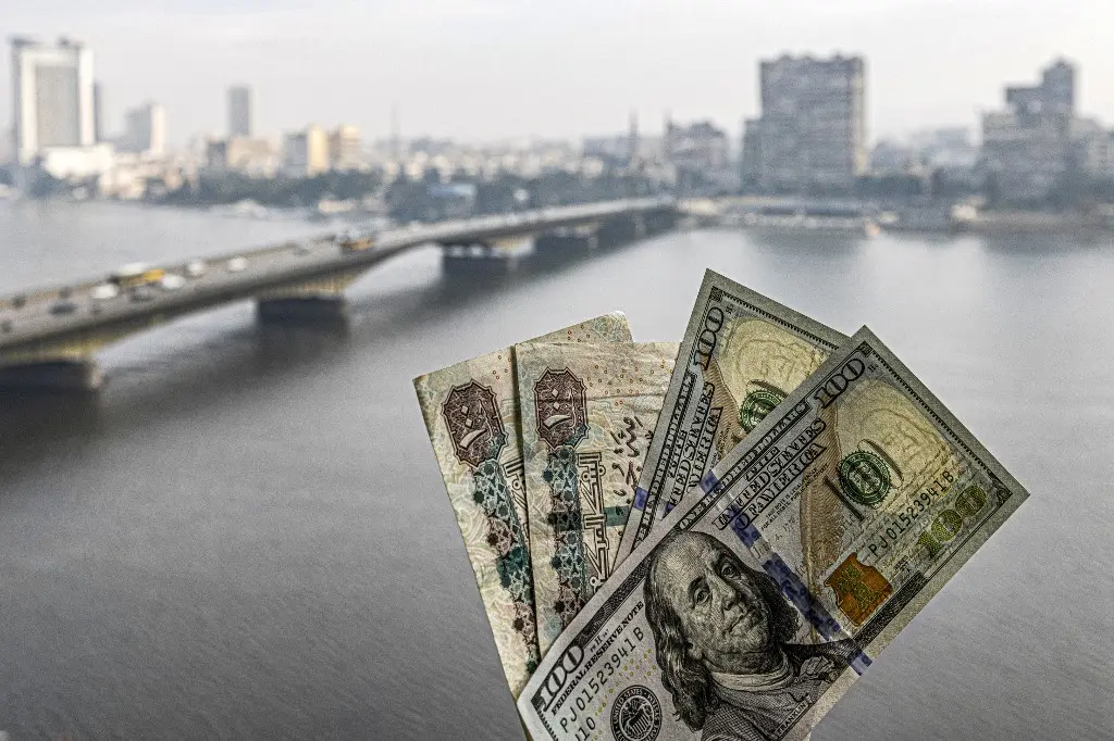 الجنيه المصري يتراجع أمام الدولار إلى أكثر من 50 جنيها
