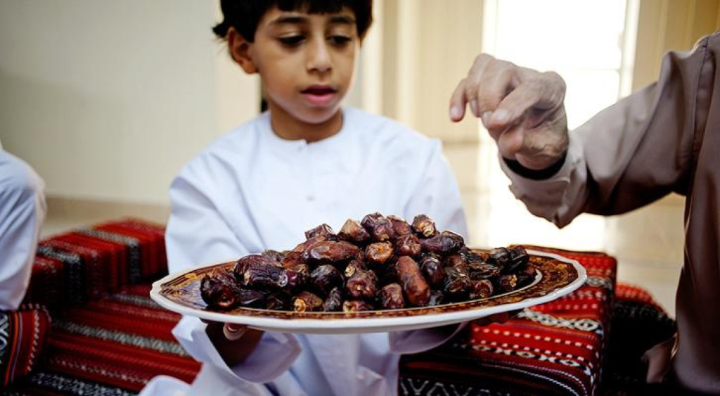 رمضان يجذب انتباه الأطفال لاستكشاف الطقوس الدينية لعالم البالغين