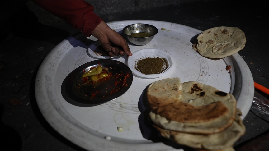 في غزة.. مائدة رمضان قوامها الشاي وعلف الحيوان