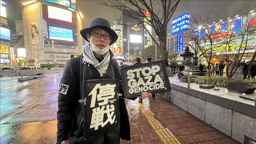 “أوقفوا الإبادة في غزة”.. صرخة تجوب شوارع طوكيو لغاضب ياباني