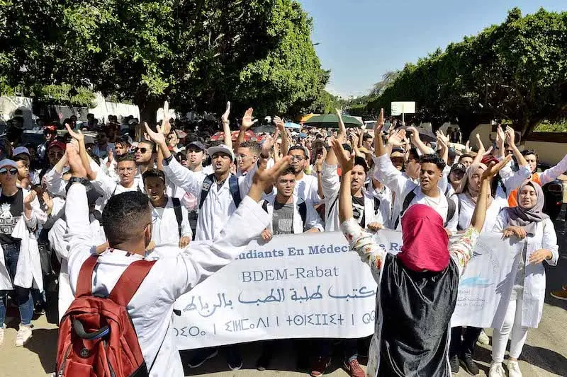 طلبة الطب يرفضون إغلاق باب الحوار ويرصدون خروقات التعاطي مع احتجاجاتهم