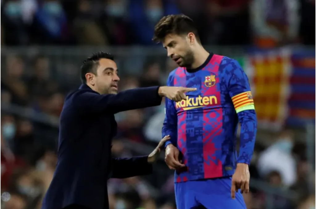 بيكيه يرشح غوارديولا وأرتيتا لتدريب برشلونة
