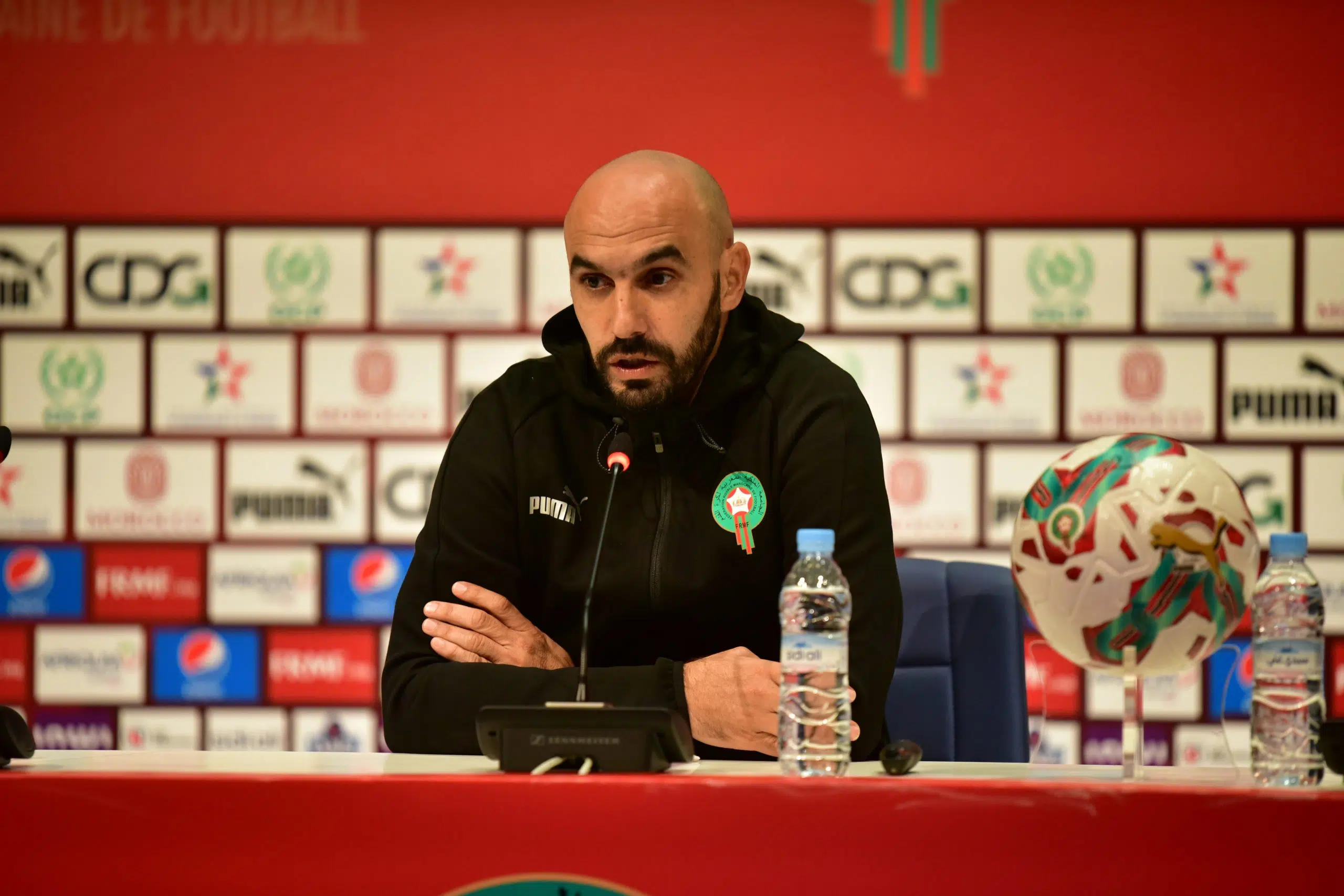 الركراكي يعلن قائمة المنتخب الوطني بعودة عطية الله وغياب زياش