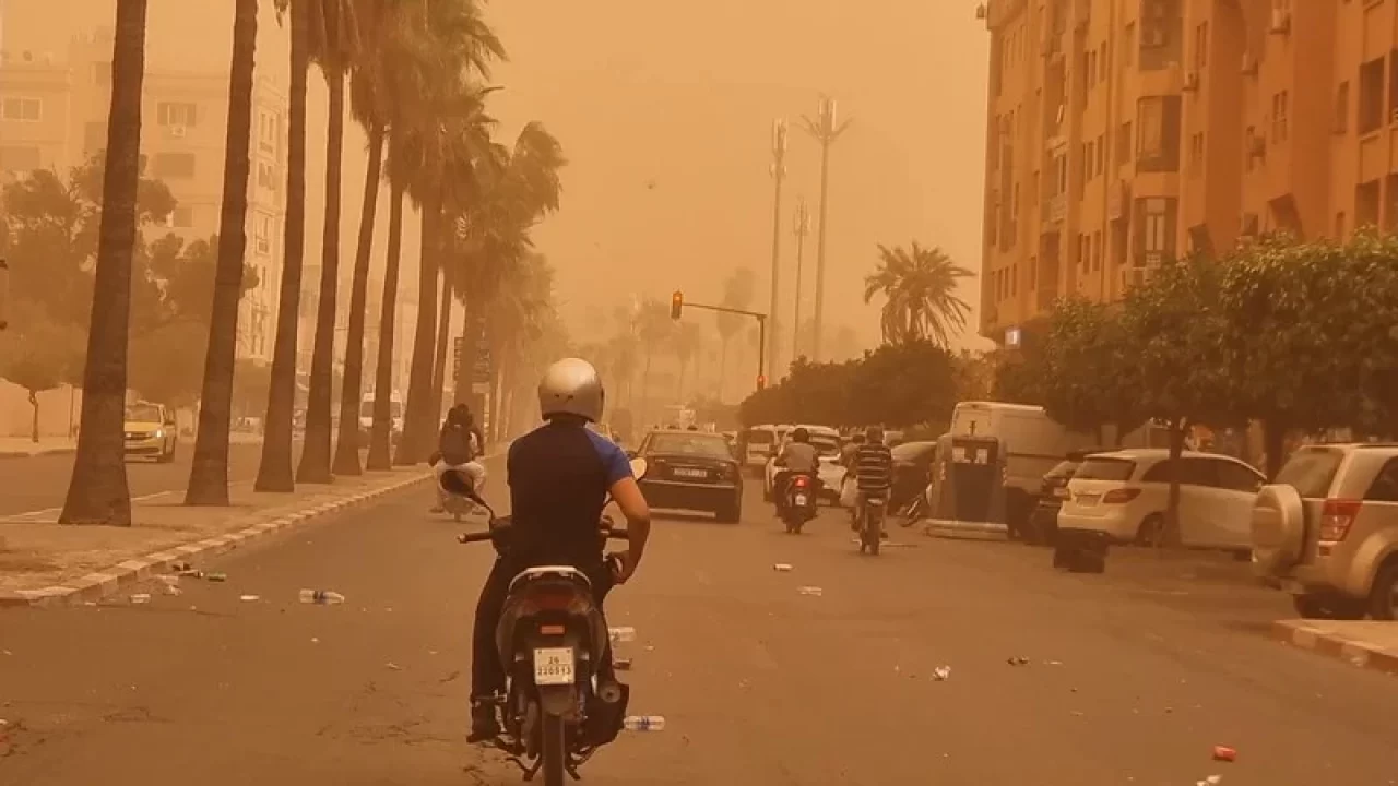 طقس الخميس.. غبار وانخفاض الحرارة بهاته المناطق المغربية