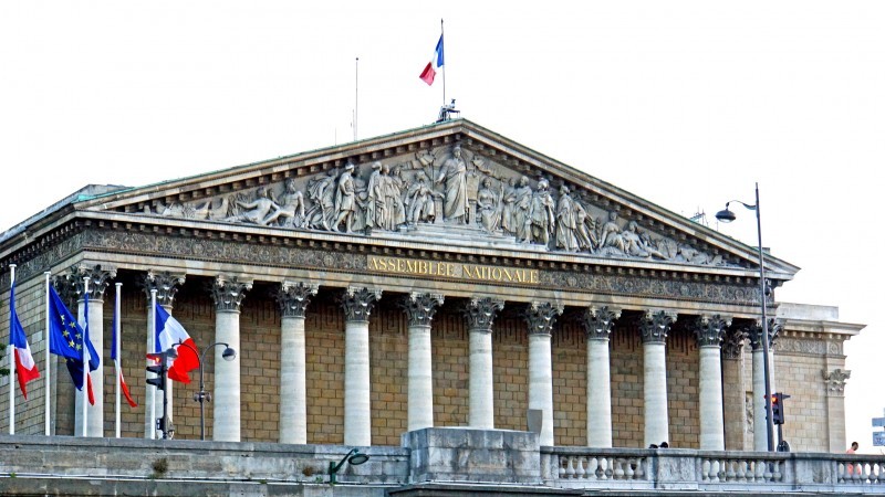 البرلمان الفرنسي يتبنى مقترح قرار يدين “مجزرة باريس 1961”