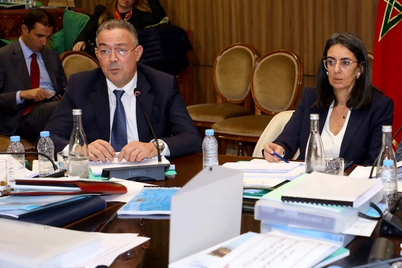الحكومة تربط الغلاء بـ”اختلالات التوزيع” وتكشف تدابير دعم قُفة المغاربة