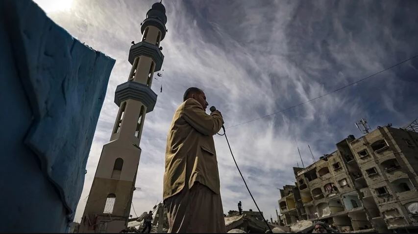 غزة.. صوت الأذان يصدح من مساجد دمرتها إسرائيل