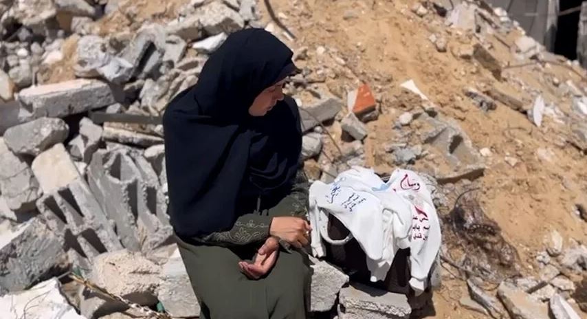 ملابس العيد.. ما تبقى لأم غزية من رضيعين بعد عقم 11 عاما