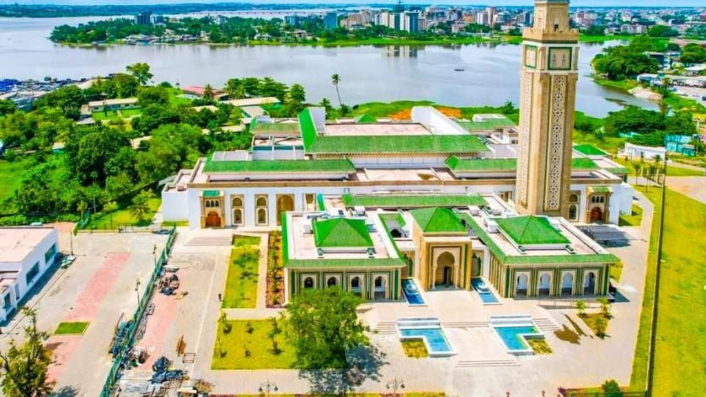 مسجد محمد السادس.. تحفة حضارية مغربية في قلب أبيدجان