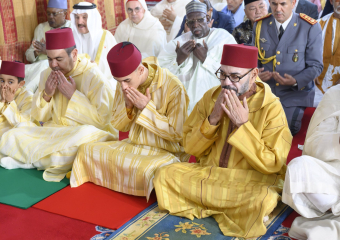 الملك يؤدي صلاة العيد بالمسجد المحمدي بالبيضاء