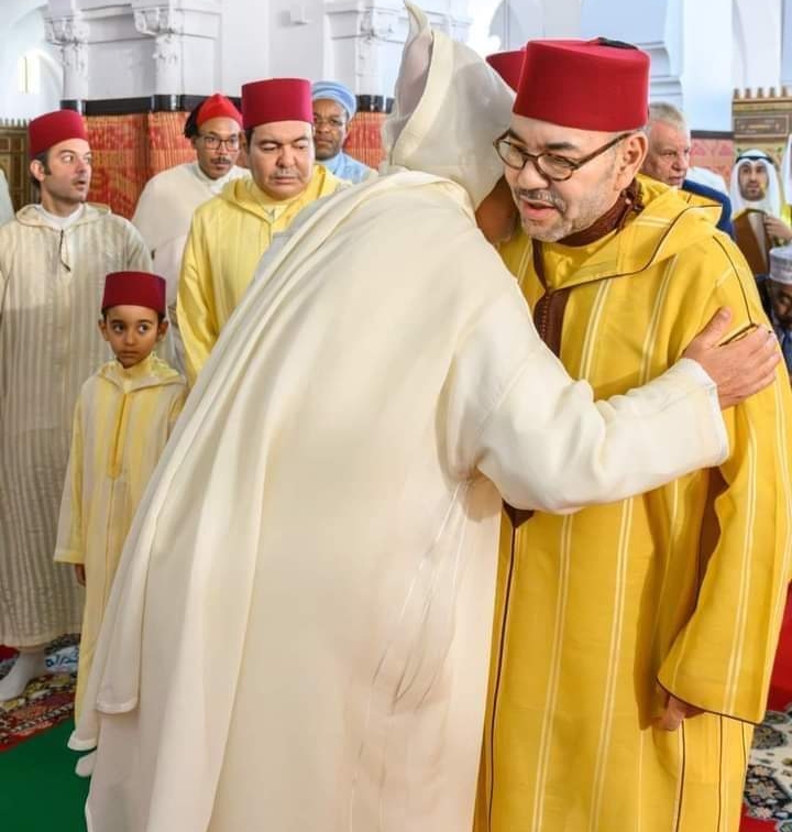 الملك محمد السادس يؤدي صلاة عيد الفطر بالمسجد المحمدي ويتقبل تهاني العيد