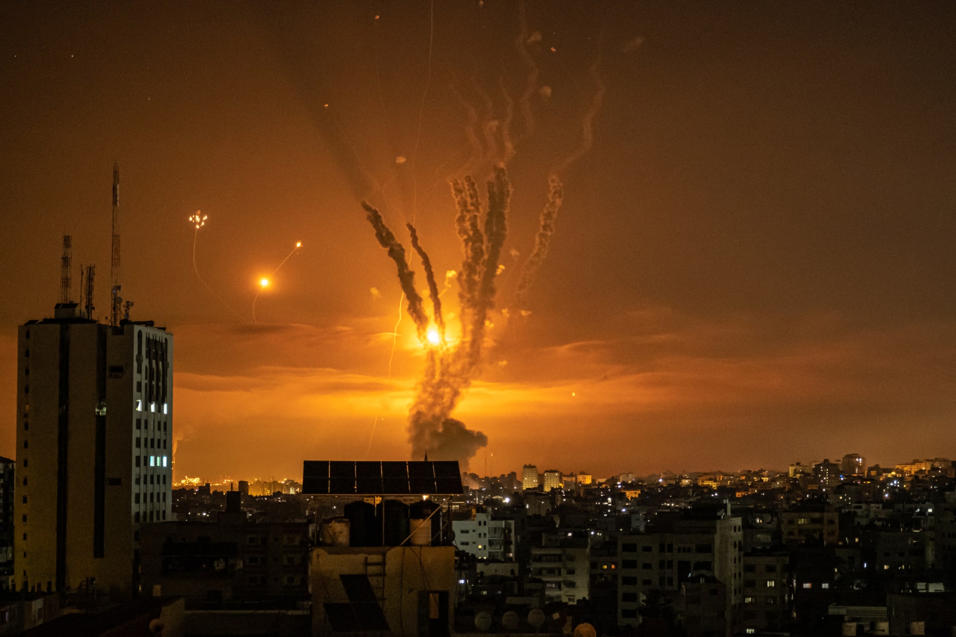 انفجارات وصفارات إنذار بالقدس