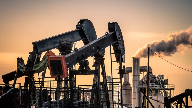 استقرار أسعار النفط قرب أعلى مستوى في شهرين