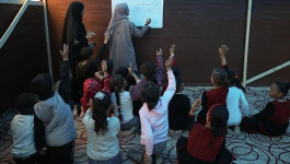 رفح.. فلسطينيون ينتزعون حقهم بالتعليم في خيمة بدائية