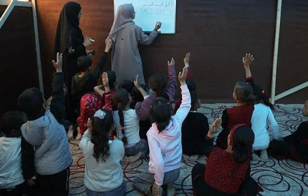 رفح.. فلسطينيون ينتزعون حقهم بالتعليم في خيمة بدائية